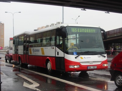 SOR BN 12 dopravce Connex Praha s.r.o. v červeno-bílén nátěru s evidenčním číslem 1369 na lince 165 těsně před zastávkou Háje. 28.3.2006