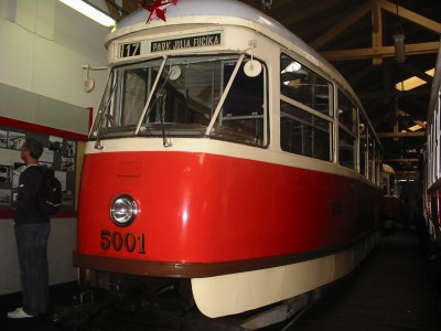 Starodávný muzejní tramvajový vůz T1 ev.číslo 5001. Vozu byla přidělena orientace linky 17, která v době provozu této tramvaje jezdila na 