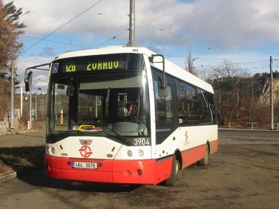 Ikarus E91 ev.číslo 3904 na konečné linky 128 Hlubočepy. 17.2.2006