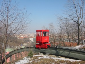 Hotelová lanovka Mövenpick sjíždí z vrchu Mrázovky. Březen 2006.